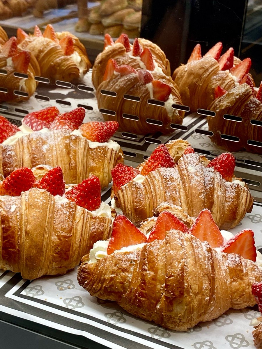 GraceSabin3's tweet photo. Just grabbed a warm, buttery croissant from the corner bakery—crunch on the layers hit different! ， https://t.co/JWiI8bYJUH