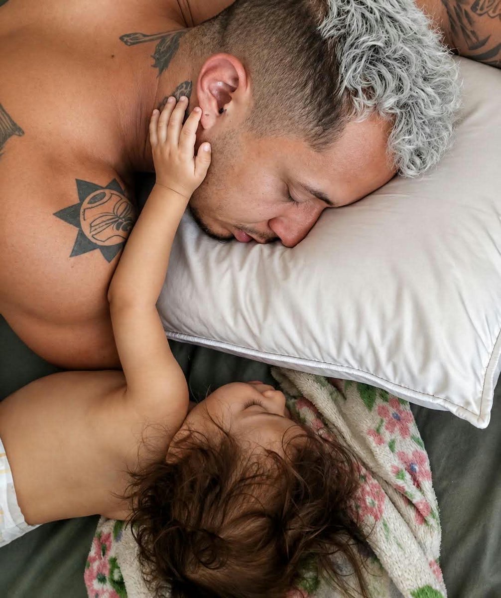 ninhajsm's tweet photo. Chegar em casa e ver essa cena me derrete o coração 🥰 arrumou a casa, fez minha comida preferida e ainda cuidou da nossa filha 😮‍💨 eles se amam dms 😂 https://t.co/MwNGlZpyvD