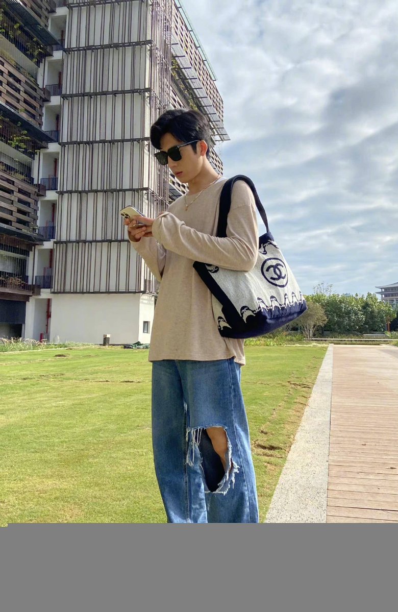 Sando_Gaming's tweet photo. [Just finished my upcycled denim tote! Old jeans → stylish, roomy bag for errands  #DIYCrafts #Upcycle]， https://t.co/KltIbmZ5aG