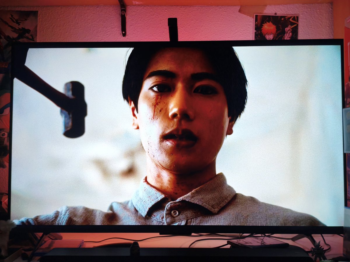 JuviCinefilo's tweet photo. He visto "Incomplete Chair" (2025) un reciente estreno de #Shadowz y menuda auténtica sorpresa. 🤯
Es una película japonesa que trata de un asesino en serie que, por un trauma pasado, tiene la obsesión insaciable de querer hacer una silla con cuerpos humanos. Sí, tal cual lo leéis.
Es un body horror muy gore, cine independiente y de bajo presupuesto (se nota y por eso mi valoración es mayor). Mi mayor sorpresa que me dejó flipando, es el actor protagonista Yukino Kaizu (que hace del asesino), del que me he informado y es la primera actuación de su carrera.
Es de aplaudir el resultado de su magnífico trabajo.
Las escenas que tiene son brutales, tiene una expresión que hace que las escenas sean super tensas y a su vez, consigue escenas de conversación buenas que te incitan a saber más de Informa de pensar su forma de ver el mundo.
La presencia del actor, su expresión facial, como cambia su cara, el estilo que tiene, todo le da una atmósfera al asesino espeluznante. Me ha fascinado.
Mi nota en caliente: 7,5/10 🧐
⭐⭐⭐✨
(Teniendo en cuenta que su presupuesto bajo)