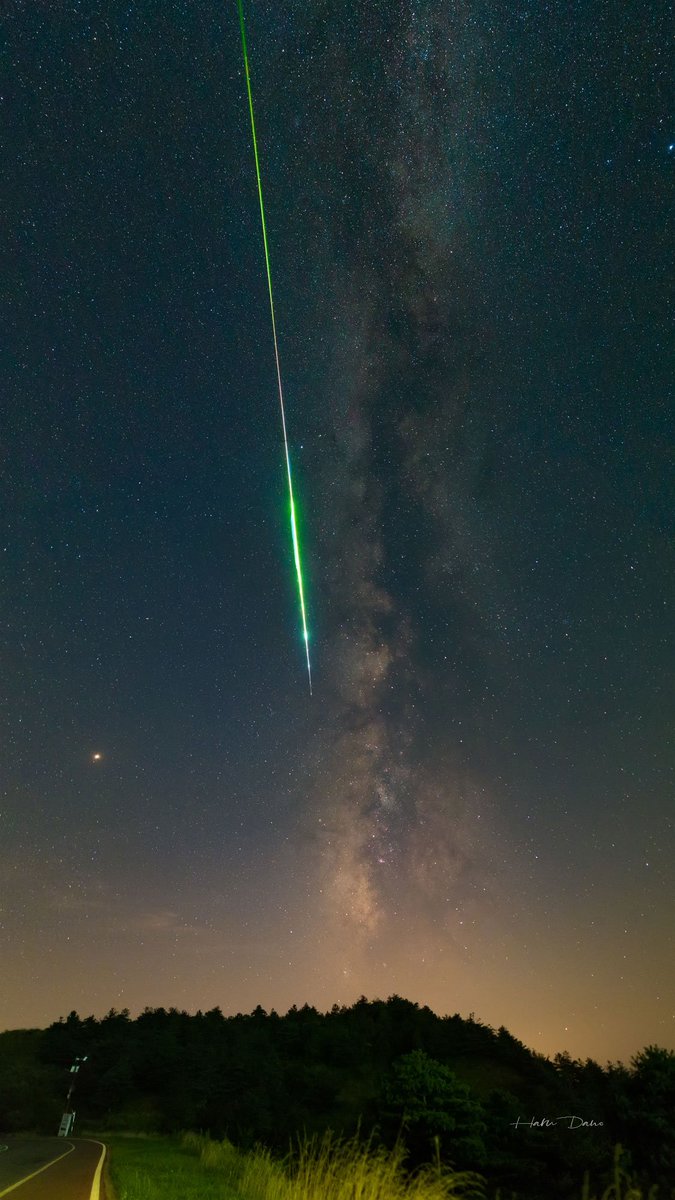 uhd2020's tweet photo. A meteor and the Milky Way https://t.co/3cJH4fxker