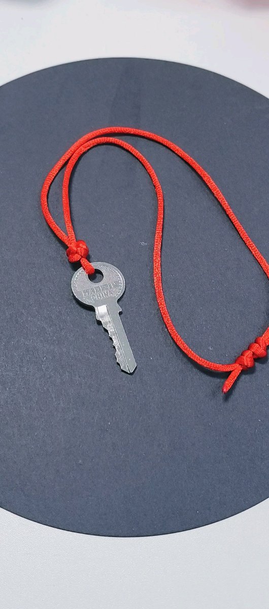 AlbertoSilson's tweet photo. Just finished my tiny handmade macramé keychain! Soft cotton cord + 10 mins of patience = a perfect little charm for my bag https://t.co/yRyYKS6RKw