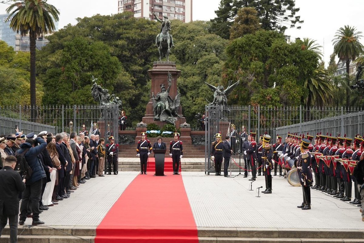 mediceneljefe's tweet photo. Homenaje al Padre de la Patria junto a @JMilei. La verdadera independencia se construye con libertad y responsabilidad para los argentinos de bien. VLLC!!! https://t.co/HytY5OMNfe