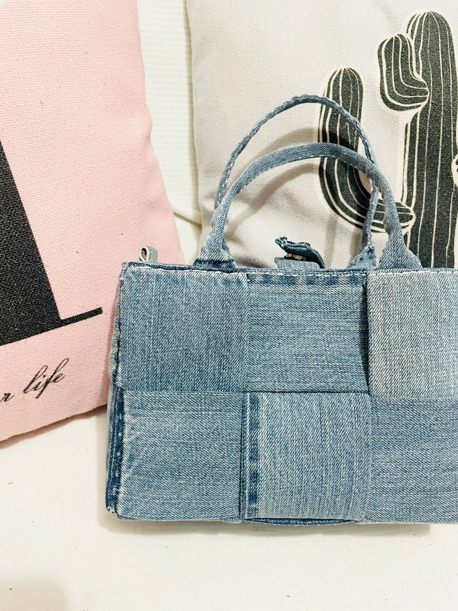 TerryLConley1's tweet photo. Turn an old denim jacket into a stylish tote bag—no sewing needed! Perfect for weekend errands u0026 zero-waste vibes.， https://t.co/Nx8k5GOH2p