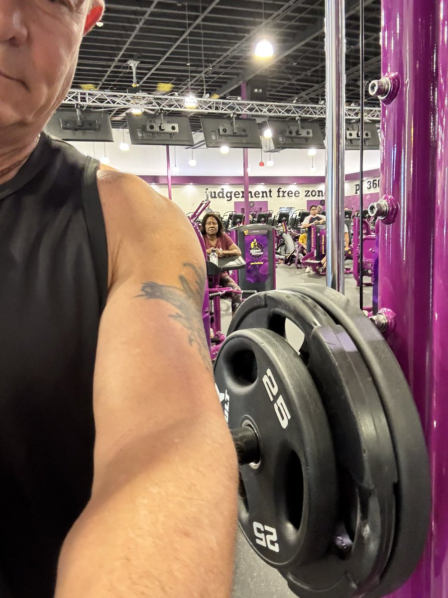 lwdavidson07's tweet photo. At the gym! Last day in Vegas before I go back to Tahiti https://t.co/ltVGHitT0x