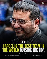 stavroforos_'s tweet photo. H "Κίμπερλι" της μικρής πρεσβείας είναι αδελφή του γραφικού επιχειρηματία Οφέρ Γιανάι, ιδιοκτήτη της Χαποέλ Τελ Αβίβ και δηλωμένου θαυμαστή του DPG.
Καταγωγή απο Τυνησία και Λιβύη, μεγαλωμένοι με θρησκευτική σιωνιστική ανατροφή.
Ο αδελφός της Οφέρ κυκλοφορει με κιπά. https://t.co/PDrD6LzJ40