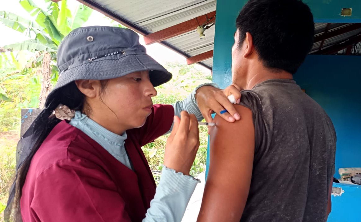 dpsmorona's tweet photo. #Taisha | 💉 El personal del Puesto de Salud Pimpints realizó una jornada de vacunación en la comunidad, fortaleciendo la prevención de enfermedades y promoviendo la importancia de mantener los esquemas de inmunización al día. https://t.co/KFmeyv9FsK