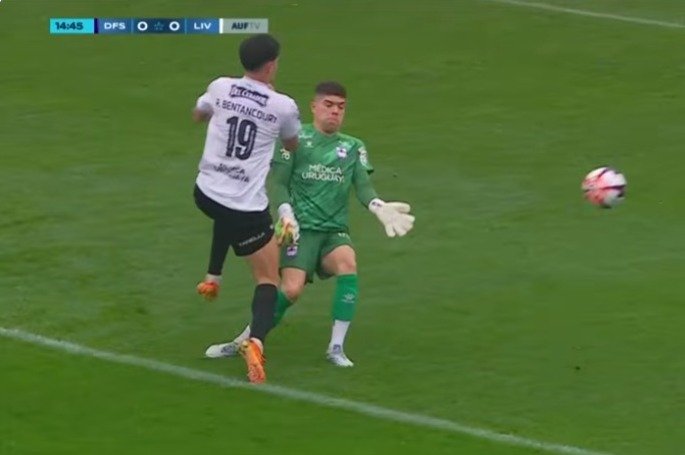 ArbitrajeU's tweet photo. ❌NO FUE PENAL

En el momento en que se da el contacto, el golero de Defensor está plantado en la cancha y no realiza ningún movimiento adicional para desestabilizar al atacante de Liverpool que termina chocando contra él 👀

Debió revisarse🖥️ https://t.co/A2tJmlxxrw
