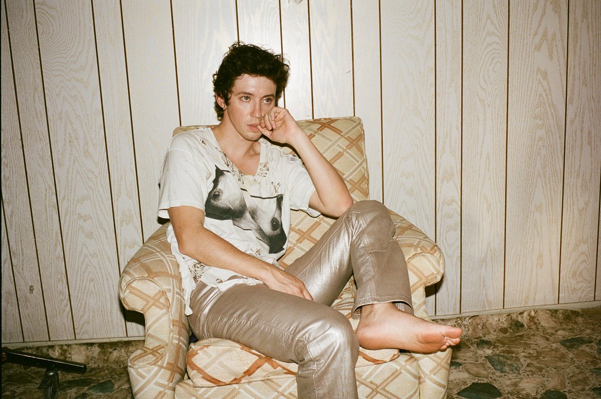 CocoLingoTypo's tweet photo. troye sivan lounging about being a genius is my favourite genre 📷 phoenix johnson https://t.co/Q9AljxXeIx