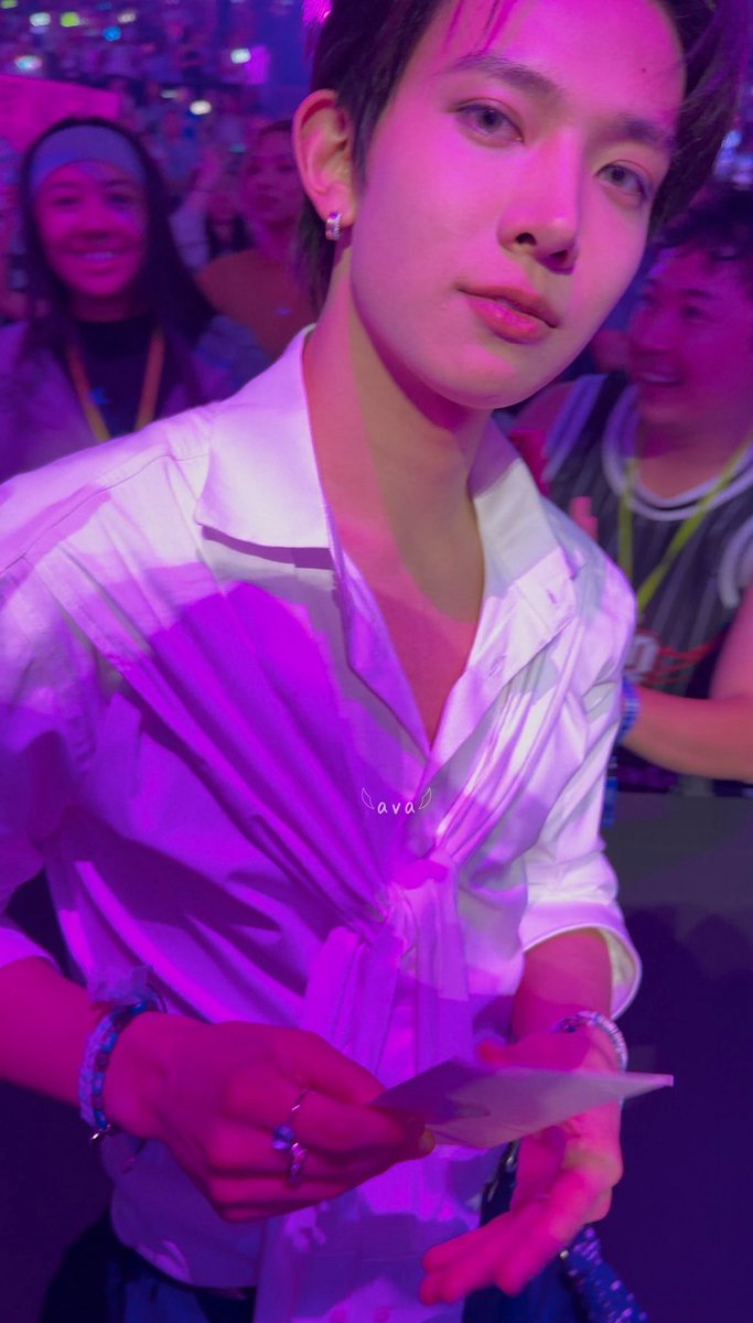 hevangelic's tweet photo. i really don’t know how yall expect me to be normal about him after he looked at me like this last night.. https://t.co/ZLYpwzMZPX