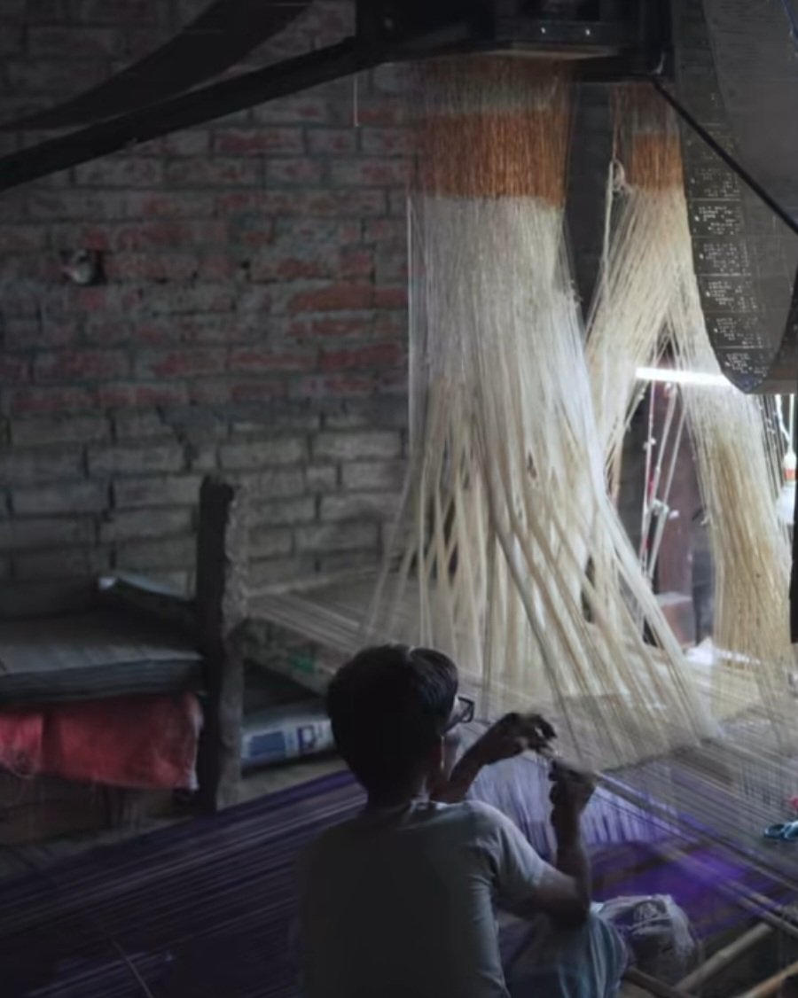 7Traderculture's tweet photo. A Banarasi Brocade sari can take up to 5 months to create.

But the knowledge required to make it took centuries.

🧵👇 https://t.co/jh9eEz5UdV