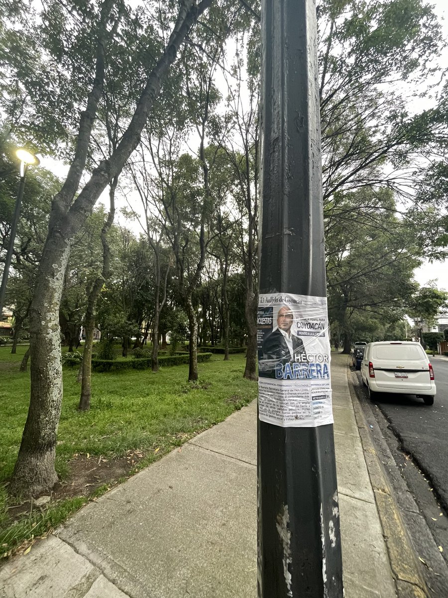 rjimpau's tweet photo. Oye @HectorBarrera_ una sugerencia. 
Por qué no en lugar de contaminar  @LaCampestre_Ch haces una brigada de limpieza para nuestros parques que tanto les hace falta? Sí, o sea, en lugar de pegar tu propaganda, tú y tus simpatizantes/colaboradores se ponen a recoger basura. https://t.co/PHE75OW2gB