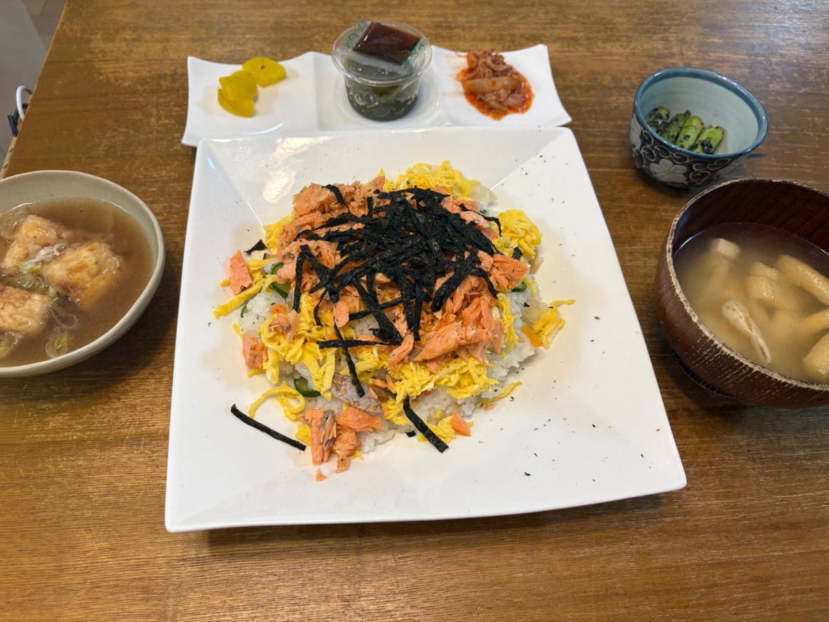 motti_gohei's tweet photo. もちっともちっと
もっちごへいです😃

昨夜の夕飯は鮭のちらし寿司🍣
揚げ出し豆腐
もっちママが作ってくれました🍳

揚げ出し豆腐の出汁の汁と
よく合うのです😁😁

美味しかった〜

ごちそうさま😋 https://t.co/OVWMMZSqvz