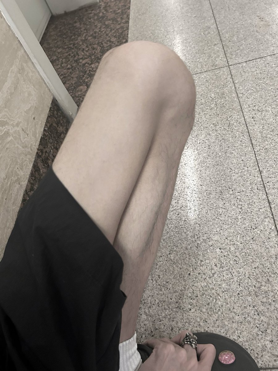 sevenhxs's tweet photo. 喜欢瘦的感觉 但生活里通常会给我带来很多困扰 https://t.co/clV4lX9xDD