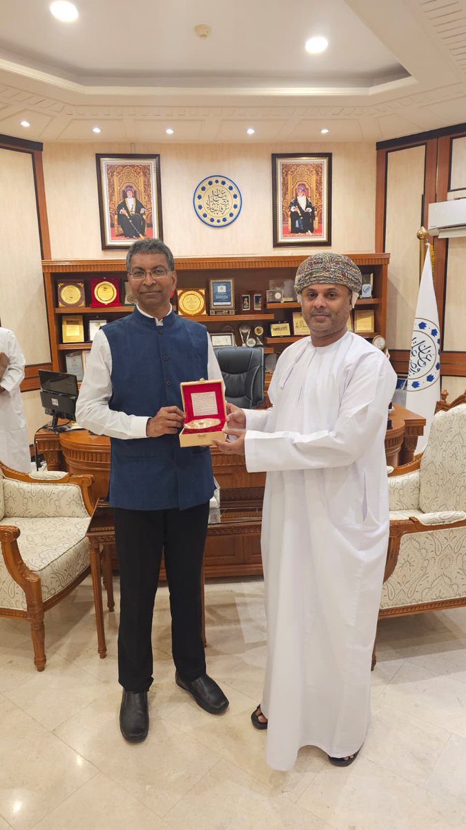Indemb_Muscat's tweet photo. Ambassador Prashant Pise met  Shaikh Naef Bin Hamid Amer Fadhil, Chairman of  Board of Directors of Dhofar Chamber of Commerce &amp; Industry. They discussed ways for strengthening bilateral economic ties, explore trade and investment opportunities in Dhofar region . https://t.co/k4gjlSv6SF