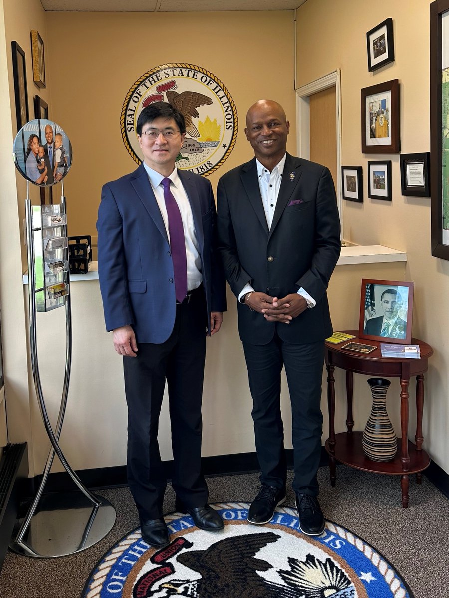 NorthwesternGR's tweet photo. Wonderful to meet alum @SpeakerWelchIL for an engaging conversation about @NorthwesternU and new initiatives that will help propel Illinois innovation. Thank you Mr. Speaker for your many years of support for Northwestern and higher education in Illinois. Go ‘Cats!! https://t.co/YfvD0pL4Mr