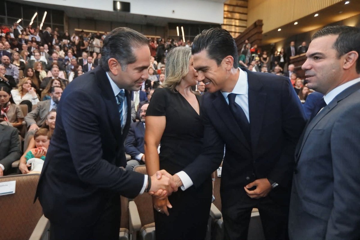 RaulBCCue's tweet photo. Felicitaciones a mi amiga, @kenialopezr por la presentación de su informe de actividades como Presidenta de la Mesa Directiva de la Cámara de @Mx_Diputados.
Reconozco su dedicación, imparcialidad y gran capacidad para construir acuerdos en un espacio tan diverso como nuestra Cámara. Su compromiso permanente con la pluralidad ha sido clave para fortalecer el diálogo y el trabajo institucional por #México.

Es un gusto y un honor formar parte de la Mesa Directiva de este segundo año de ejercicio de la legislatura. 
¡Enhorabuena, estimada Kenia!
