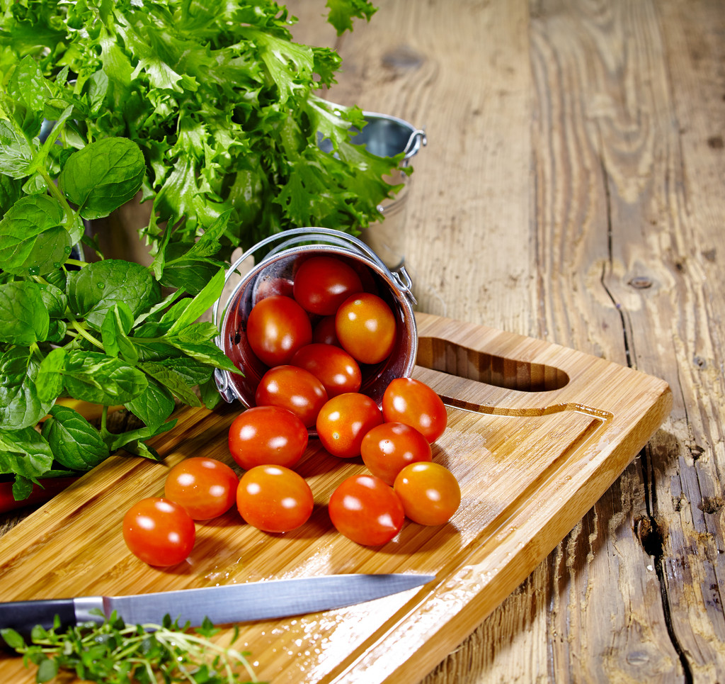 tipping2's tweet photo. [Fresh basil and cherry tomatoes in stock! Grab these for your weekend pasta – perfect for quick, flavorful meals. Shop now at local neighborhood market.]， https://t.co/QSxxsCYcQc