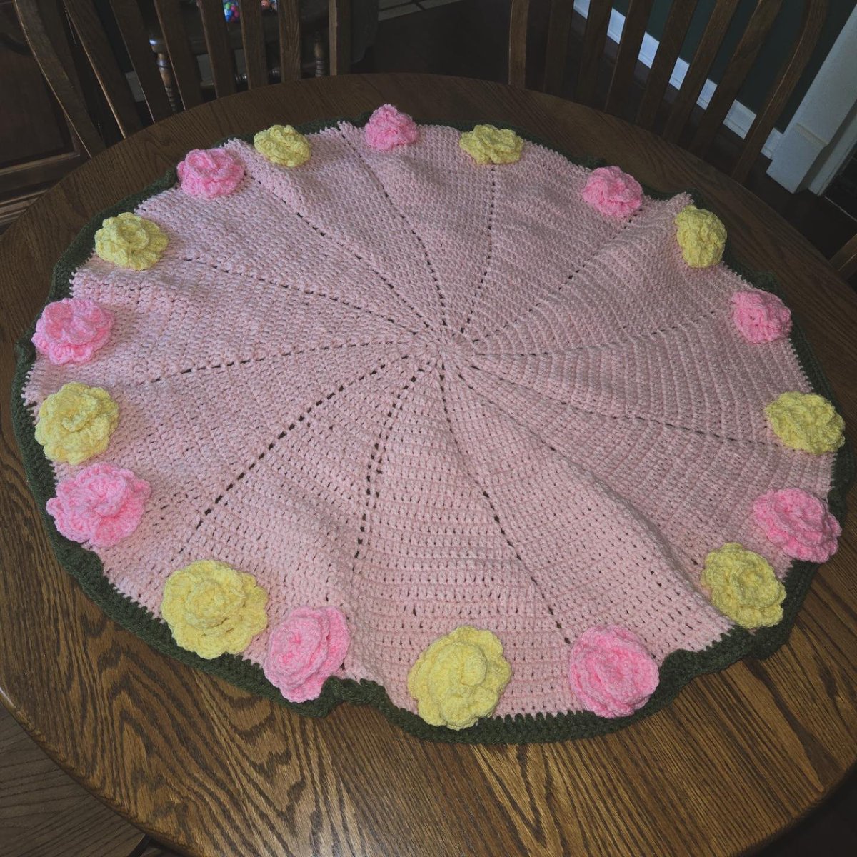MadamQueen7072's tweet photo. #FinishedProject blossom bouquet blanket for my youngest daughter https://t.co/gzFF2WuV1H
