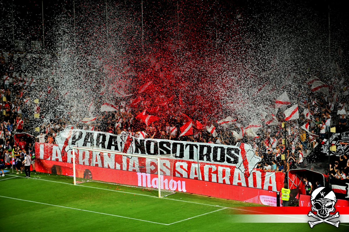abdul_mumin30's tweet photo. A la afición y a la comunidad de Vallecas

Hoy tengo que decir adiós, y mi corazón está lleno de tristeza.

No sé ni por dónde empezar. Tengo tantos buenos recuerdos de mi tiempo aquí en Vallecas. He conocido a gente maravillosa. He forjado amistades que sé que durarán toda la vida.

Desde el primer día me sentí como en casa. Nunca me sentí fuera de lugar. Ojalá hubiera podido ser más.

Quiero agradecer a todos y cada uno de ustedes que apoyaron al equipo y a mí durante estos 4 años. Desde las charlas informales al entrar al estadio para los partidos en casa, hasta esa sensación nostálgica de 90 minutos en Vallecas.

Hay tanto que podría decir sobre la gente de aquí, sobre la familia y la unidad de Vallecas, pero seré breve, ¡si no, seguiría escribiendo durante días!

También quiero agradecer a la gente que no siempre vemos, pero que hace que este club sea lo que es. A los trabajadores, al personal, a los encargados del material, a los cocineros, a los limpiadores: gracias por el cariño, por madrugar, por los consejos y por tratarme como a un miembro de la familia. Sois el alma del Rayo.

Me enseñasteis lo que significa jugar por un escudo que representa a un barrio. Por el orgullo. Por la familia. Por la gente que lo da todo. ¡Sufrir por algo es amarlo!

Desde lo más profundo de mi corazón, gracias por todo el cariño y el apoyo que he recibido durante mi estancia aquí.

Me voy con gratitud en el corazón y con el Rayo en el alma. Gracias por cada abrazo, por cada "áni", por cada vez que nos animasteis a no rendirnos jamás.

Puede que ahora lleve otra camiseta, pero siempre llevaré a Vallecas conmigo.

Seguro que me veréis por el barrio.

Una vez que eres rayista, eres rayista para siempre.

Gracias por todo. Os llevaré siempre conmigo.

❤️♾️⚡️