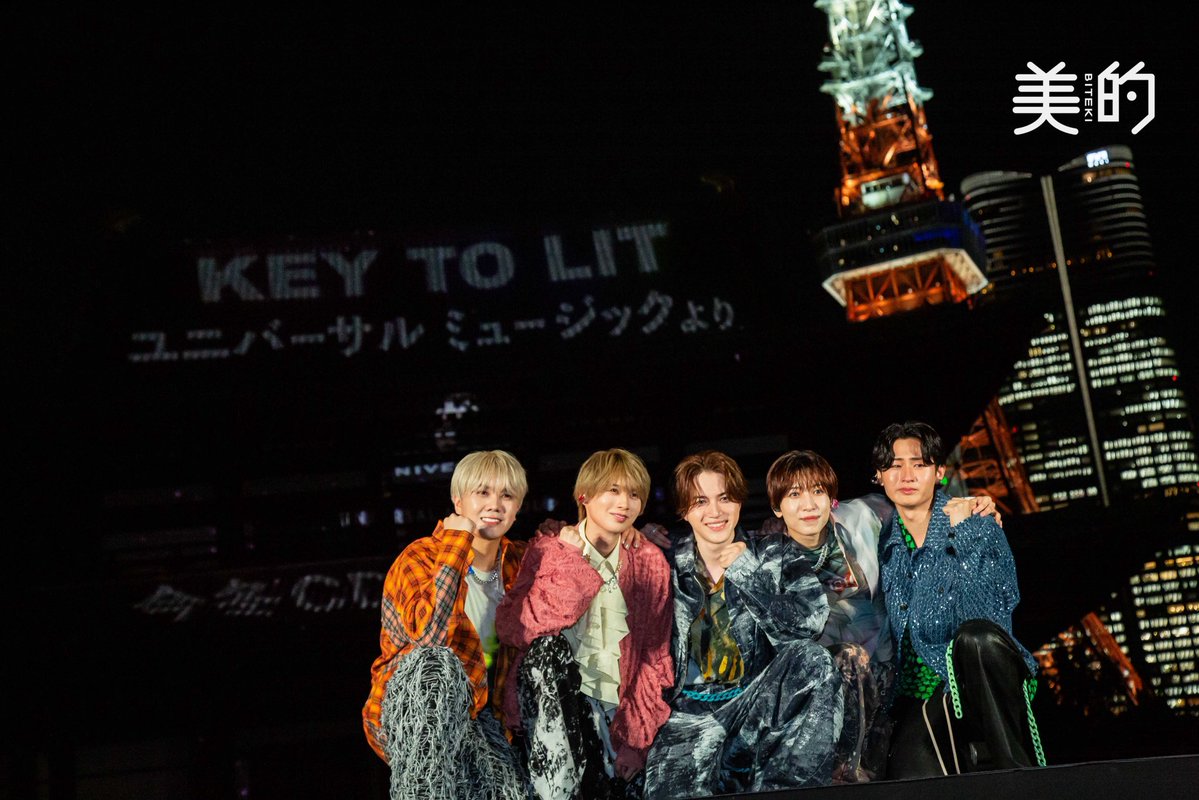 bitekicom's tweet photo. KEY TO LITがついにCDデビュー🤍❤️🩷💚💙

2025年2月に岩崎大昇さん、井上瑞稀さん、中村嶺亜さん、猪狩蒼弥さん佐々木大光さんの5名で結成された、KEY TO LIT （キテレツ）が、ついに2026年の冬にCDデビューが決定！
サプライズ発表は、なんと増上寺で行われました✨

大号泣のデビュー発表の様子を余すことなく、「美的.com」にてこの後公開予定！

「5人でいられる確約ができたことが、何よりもうれしい」と話すメンバーたち。

美しい増上寺でのパフォーマンスと発表の様子のお写真を、先んじてお届けします🫶🏻
デビュー本当におめでとうございます💫

#KEYTOLIT #キテレツ #KEYTOLITデビュー