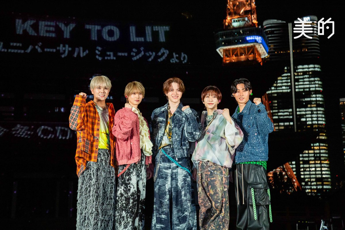 bitekicom's tweet photo. KEY TO LITがついにCDデビュー🤍❤️🩷💚💙

2025年2月に岩崎大昇さん、井上瑞稀さん、中村嶺亜さん、猪狩蒼弥さん佐々木大光さんの5名で結成された、KEY TO LIT （キテレツ）が、ついに2026年の冬にCDデビューが決定！
サプライズ発表は、なんと増上寺で行われました✨

大号泣のデビュー発表の様子を余すことなく、「美的.com」にてこの後公開予定！

「5人でいられる確約ができたことが、何よりもうれしい」と話すメンバーたち。

美しい増上寺でのパフォーマンスと発表の様子のお写真を、先んじてお届けします🫶🏻
デビュー本当におめでとうございます💫

#KEYTOLIT #キテレツ #KEYTOLITデビュー