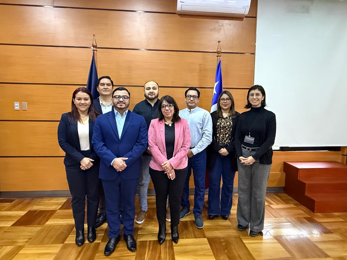 AduanaCL's tweet photo. 🤝 Recibimos a una delegación de @aduanas_SV, que conoció en terreno nuestras experiencias en modernización, transformación digital, fiscalización y gestión institucional, en el marco de la cooperación entre ambos servicios. 

Conoce los detalles https://t.co/qVEcUzUban https://t.co/v1zWrZhfUq