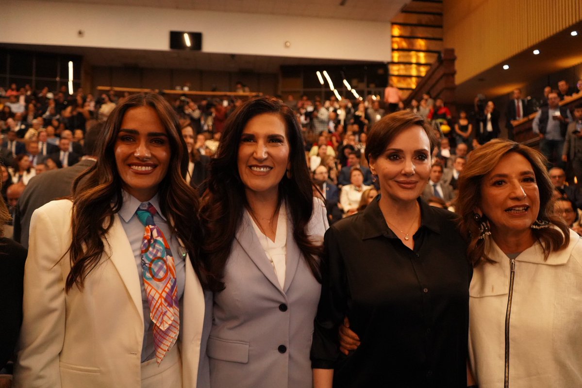 AlessandraRdlv's tweet photo. Acompañé a la presidenta @kenialopezr en su Informe de Actividades. Una mujer firme, valiente y comprometida con México. 

En tiempos que exigen contrapesos, defender las instituciones, alzar la voz y dar resultados importa más que nunca.
¡Enhorabuena, querida Kenia! Sigamos construyendo juntas.