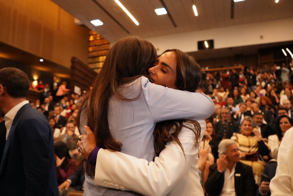 AlessandraRdlv's tweet photo. Acompañé a la presidenta @kenialopezr en su Informe de Actividades. Una mujer firme, valiente y comprometida con México. 

En tiempos que exigen contrapesos, defender las instituciones, alzar la voz y dar resultados importa más que nunca.
¡Enhorabuena, querida Kenia! Sigamos construyendo juntas.