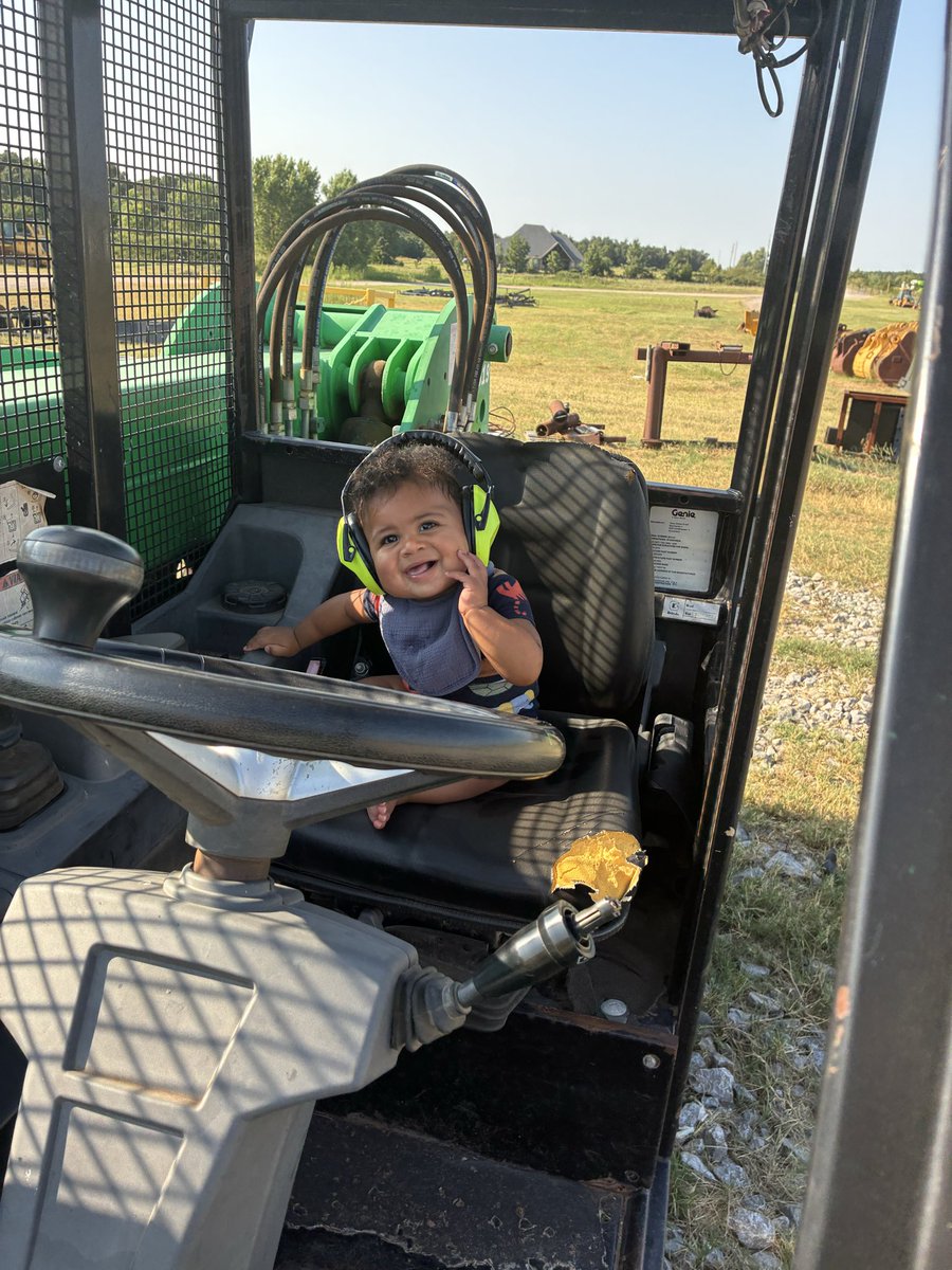 i35equip's tweet photo. Need help loading? 💪🏽 No problem 👷🏼‍♂️ Our operators are forklift certified and can load your purchase in the bed of your truck or even better, right on your trailer 🚚 
i35 Equipment
2501 E Industrial Road
Guthrie, Oklahoma 73044 https://t.co/2v71iABGYw