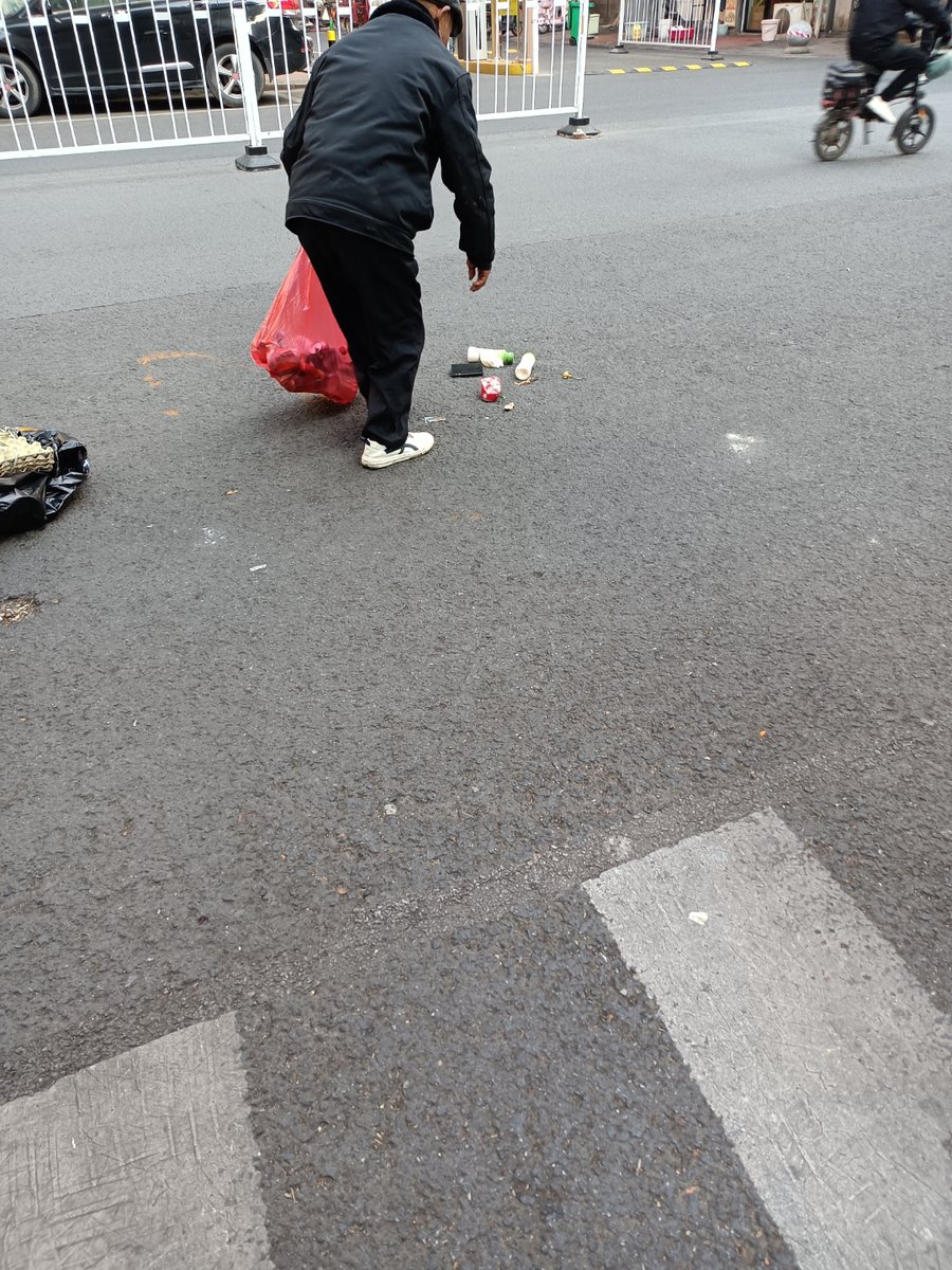 AmpleFlavien's tweet photo. A stranger picked up my dropped medical supplies when my hands were full. No words needed, just a small act that made my whole day warmer. https://t.co/qFWuKlzoMP