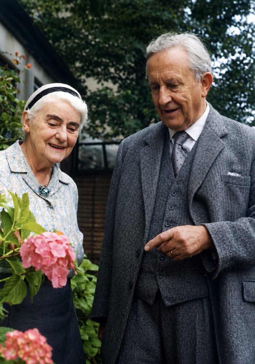 ToIkienverse's tweet photo. En 1917, J. R. R. Tolkien observó como su mujer Edith bailaba entre las flores en un claro del bosque. Ese momento se le quedó tan grabado en la mente que fue lo que inspiró una de las mas bellas historias de amor de la Tierra Media. La historia de Beren y Luthien. 

Luthien fue una princesa elfa inmortal y era considerada la criatura mas bella de la Tierra Media. 

Un día Luthien bailaba entre las flores en el bosque cuando un hombre mortal llamado Beren la vio y quedó total y profundamente enamorado de ella. 

Pero su amor se enfrentó con desafíos imposibles: la guerra, la separación y la mu*rte. 

Esto es un claro reflejo de lo que Tolkien vivió con Edith. 

J. R. R. Tolkien conoció a Edith Bratt cuando él tenía 16 años, y se enamoraron profundamente.

Pero el tutor de Tolkien le prohibió verla hasta que cumpliera los 21 años. En su 21.º cumpleaños, Tolkien le escribió a Edith para decirle que seguía enamorado de ella. Ella rompió su compromiso con otro hombre y ambos volvieron a reunirse.

Tolkien y Edith se casaron en 1916 justo cuando le mandaron a él a combatir en la Primera Guerra Mundial. 

Cuando Edith falleció en 1971, Tolkien hizo grabar «Lúthien» en su lápida. Cuando él falleció dos años después, «Beren» fue grabado debajo de su nombre. Haciendo honor a una de las historias mas bellas de la Tierra Media. 

Esto refleja a la perfección la relación que tuvo Tolkien con su esposa. Ya que él tuvo que separarse de ella para irse a la guerra. Al final su mujer acabó falleciendo y él se quedó solo con sus hijos.