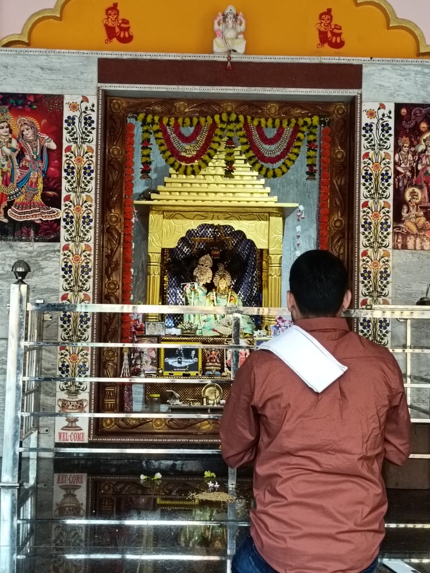 DSMeenaIND's tweet photo. जय राधा माधव सरकार ..🌺🙏 https://t.co/WERzES4ZKZ