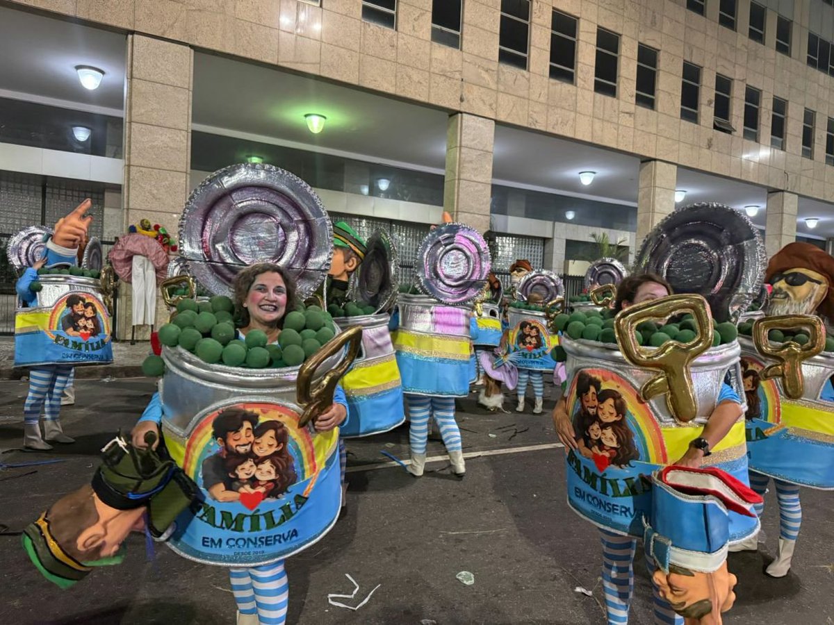flop_chan's tweet photo. @KATCHAN_0619 Eu sou favorável a sua crítica em relação a não sexualizar as pessoas que estão dançando e preservando essa tradição tão bonita. Só coloco uma observação sobre o Carnaval brasileiro. Também não é sobre sexualização. Vestimos fantasias para celebrar, protestar e nos divertir 😉 https://t.co/4woZrU72Xe