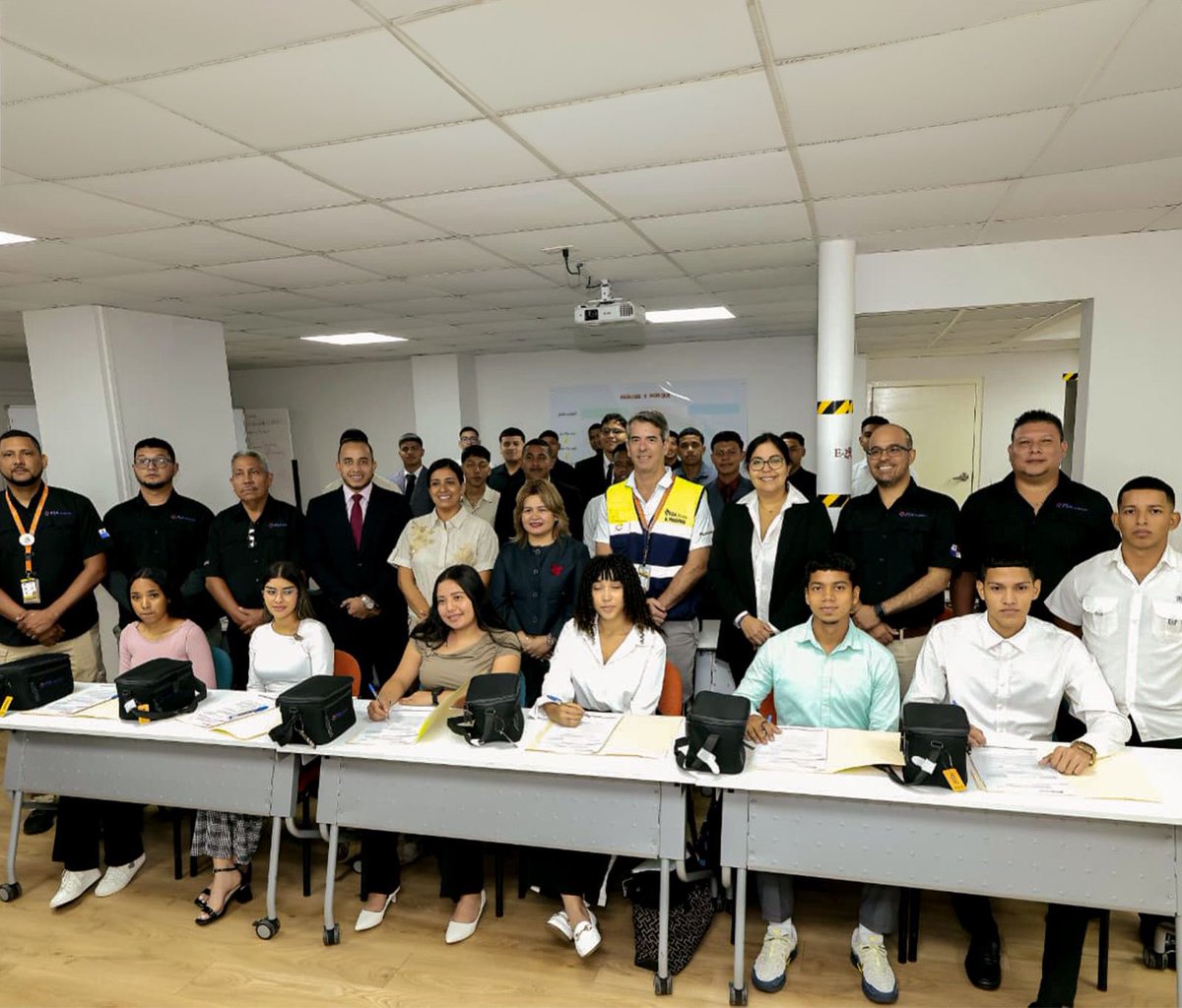 presidenciapma's tweet photo. Formación que se convierte en empleo real. 🚢

Un segundo grupo de 22 jóvenes culminó su capacitación en Operaciones de Estiba y Verificación en Carga de Terminales Portuarias, gracias a la alianza entre @InadehOficial y PSA Panamá, y ya se incorporó al mercado laboral.

Así se transforman vidas. 🇵🇦