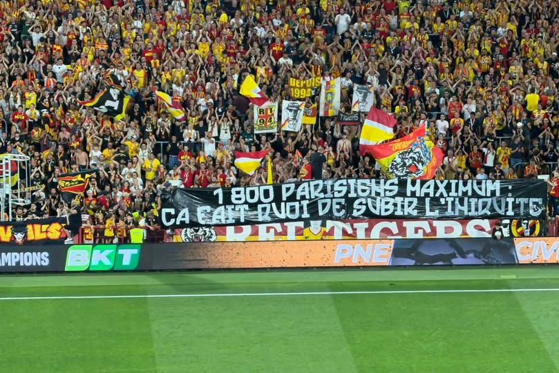 _FootPlus's tweet photo. 🚨 LES LENSOIS TACLENT LES PARISIENS 😏❤️💛

📜 "1 800 Parisiens maximum : ça fait quoi de subir l’iniquité"

Un clin d'œil à la polémique du match reporté. La revanche est douce. 🔥

💬 Pique ou provocation ? 👇

#RCLens #PSG #RCLPSG #Lens https://t.co/xvdasasOnQ