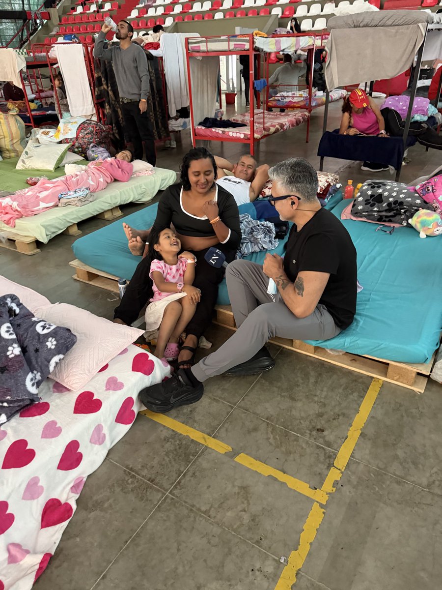 hugomakiavelico's tweet photo. “Estaba durmiendo rico y sentí que algo se movía y pensé que era un sueño. Mi papá y mi mamá me abrazaron. Él oraba y junto con mi mamá salimos corriendo. La casa se movía como si fuera a levantar al cielo y quedó aplastada como una arepa; como si la arrastrara una ola” dijo la pequeña Miley Victoria Garcia que tiene seis años y está junto a sus padres Johana García Utima y Carlos Uriel Vélez, en un campamento de refugiados en #Pereira. 
Son sobrevivientes del #TerremotoDeColombia @lanacionmas
