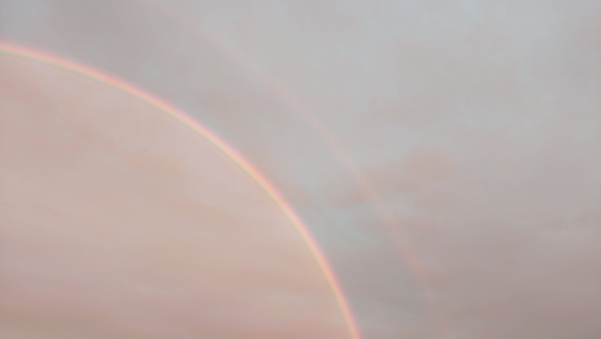 hami_chan_'s tweet photo. こんな朝早くに虹が🌈
それもダブル🌈🌈 https://t.co/v8FjLM9VTN