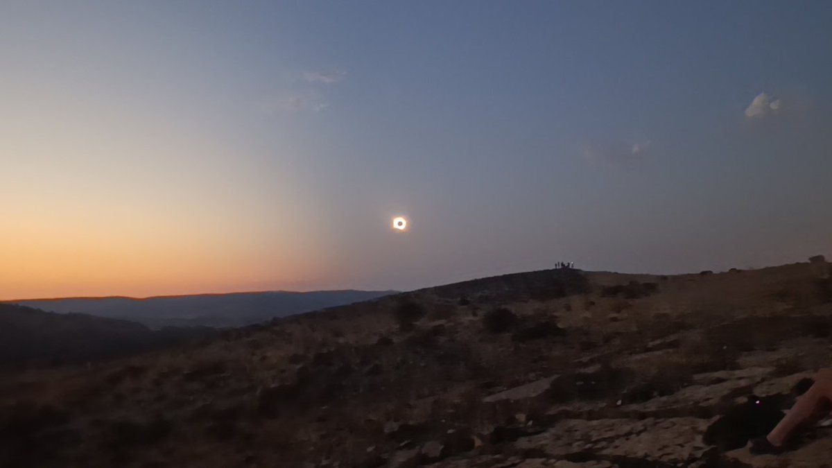 samuelito75's tweet photo. @Manlezl Mi fotos del Eclipse desde Molina de Aragón, Guadalajara. La vi junto a mi hijo, mi hermano y unos amigos. Aún estoy en shock. Me gustó e impresionó mucho más al ser al 100% total. No lo olvidaré jamás. Un hito en mi vida. Y gracias a la vida. https://t.co/nRAfFZPPtE