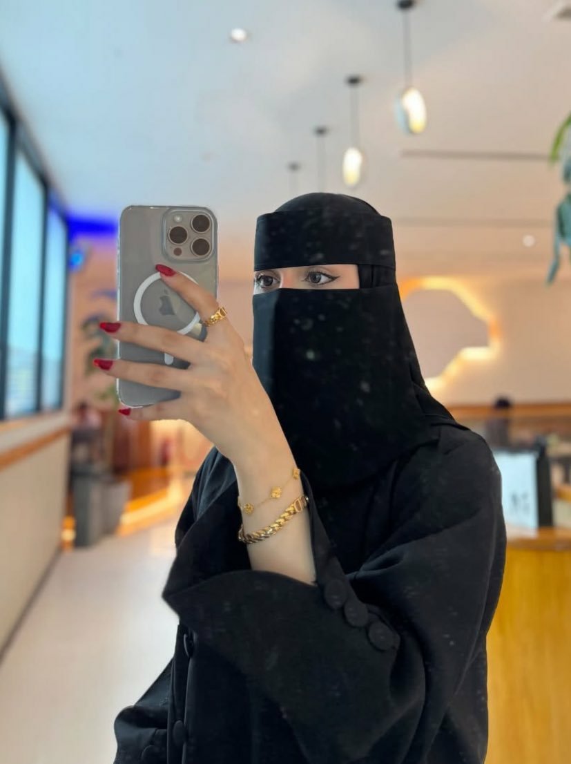 a7unr2's tweet photo. لو كسرت جوالك وحضنتك تسامحني ؟!😇😂 https://t.co/X74CynH2NQ
