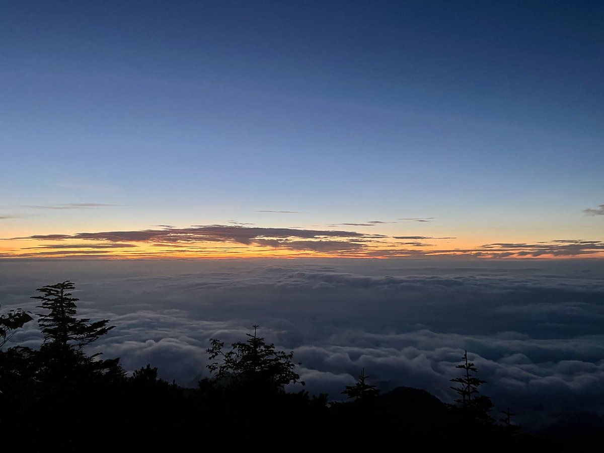 yama201145's tweet photo. Day54／4:34
晴れ､風ナシ､9℃
視界全面クリアー
大町側は2000㍍下雲海 https://t.co/CDRHkvbN3s