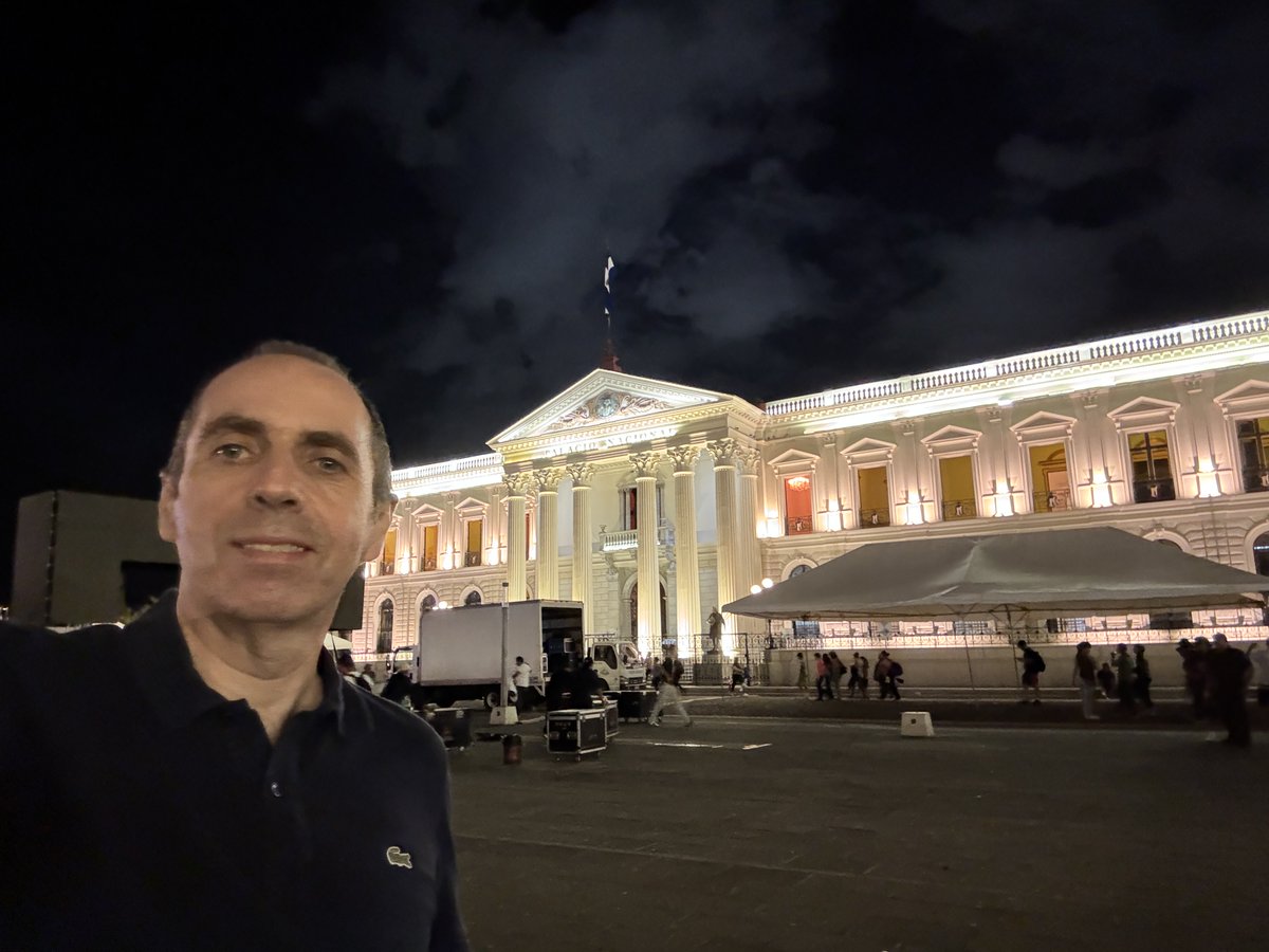 dasensio99's tweet photo. San Salvador. Palacio Nacional. Precioso por dentro. Hace un tiempo era impensable pasear por esta plaza de la delincuencia que había. Las maras imponían su ley. Robos, secuestros, mutilaciones, asesinatos…Nadie sabe cómo Bukele consiguió erradicarlas en solo 5 años. https://t.co/4b3fcWyr8w