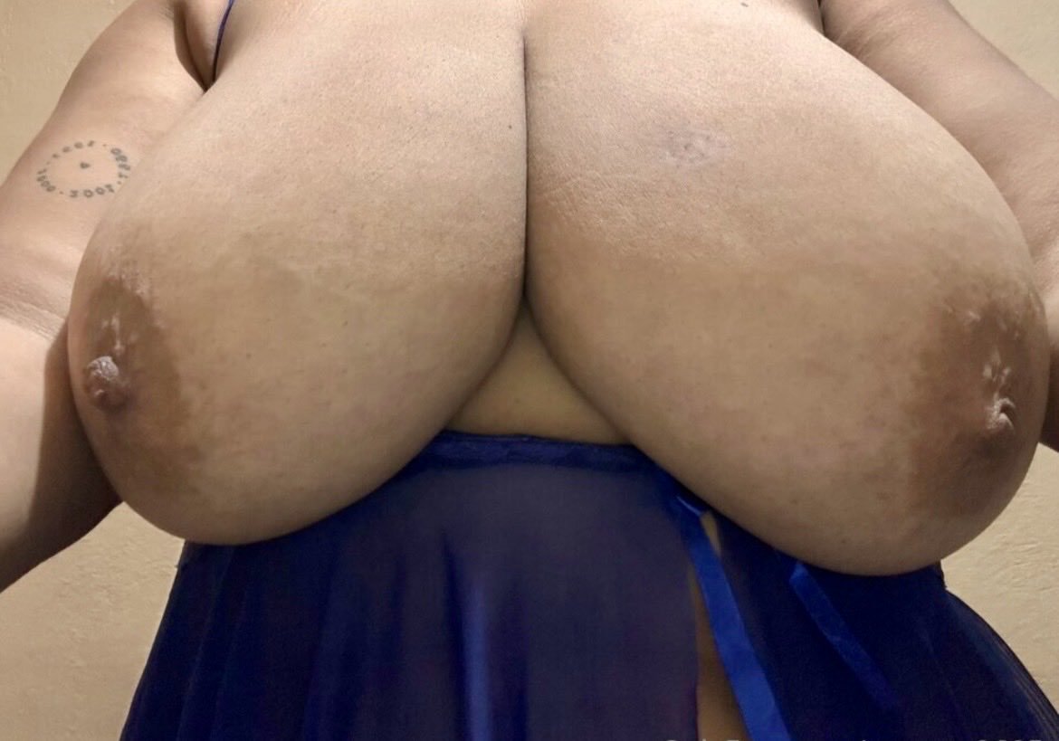 Leon0677193581's tweet photo. Aporte anonimo q les mandan el amigo dice q se la anda culiando ami me parece q no es tan gorda pero igual ustedes tienen la última palabra,ami me gustan más llegadas lo q si me encantan esas nalgas piqueteadas para abrir esas nalgas y darle unas mamadas de culo https://t.co/SAnMLPqDNS