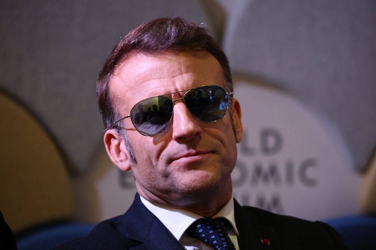 Gdams70's tweet photo. 🚨🔴🔥‼️ FLASH INFO CONFIRMÉ
La France emprunte à plus de 4 % sur 10 ans.
Première fois depuis juin 2009.
Aujourd’hui (17 août 2026) : 4,06 % – 4,07 %.
😳INCROYABLE !!! Elle paie désormais plus cher que :
•  l’Italie (~4,02 %)
•  l’Espagne (~3,67 %)
•  la Grèce (~3,86 %)
Le « pays le plus sûr d’Europe » selon les élites…
paye plus cher que des pays qu’on traitait encore hier de « périphériques ».
Dette publique à 117 % du PIB.
Déficit qui reste collé au-dessus de 5 %.
Spread avec l’Allemagne autour de 80-85 points de base.
Le Mozart de la finance a fait son œuvre.
La charge de la dette va exploser.
Et ce sont les Français qui vont payer.
Like / RT / Commente si tu en as assez de ce naufrage.
🇫🇷💸📉 Source 👇
https://t.co/T56X8odwFl