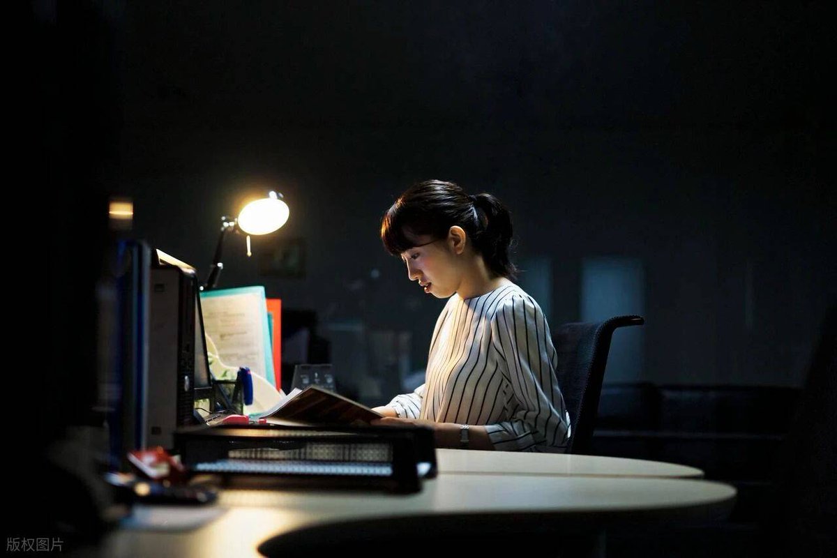 kangchboarder's tweet photo. Pulling a late shift at the desk  My laptop screen’s glow is way brighter than the street lights outside. #WorkLife #WeekendOverwork， https://t.co/bhK9ZHycqF