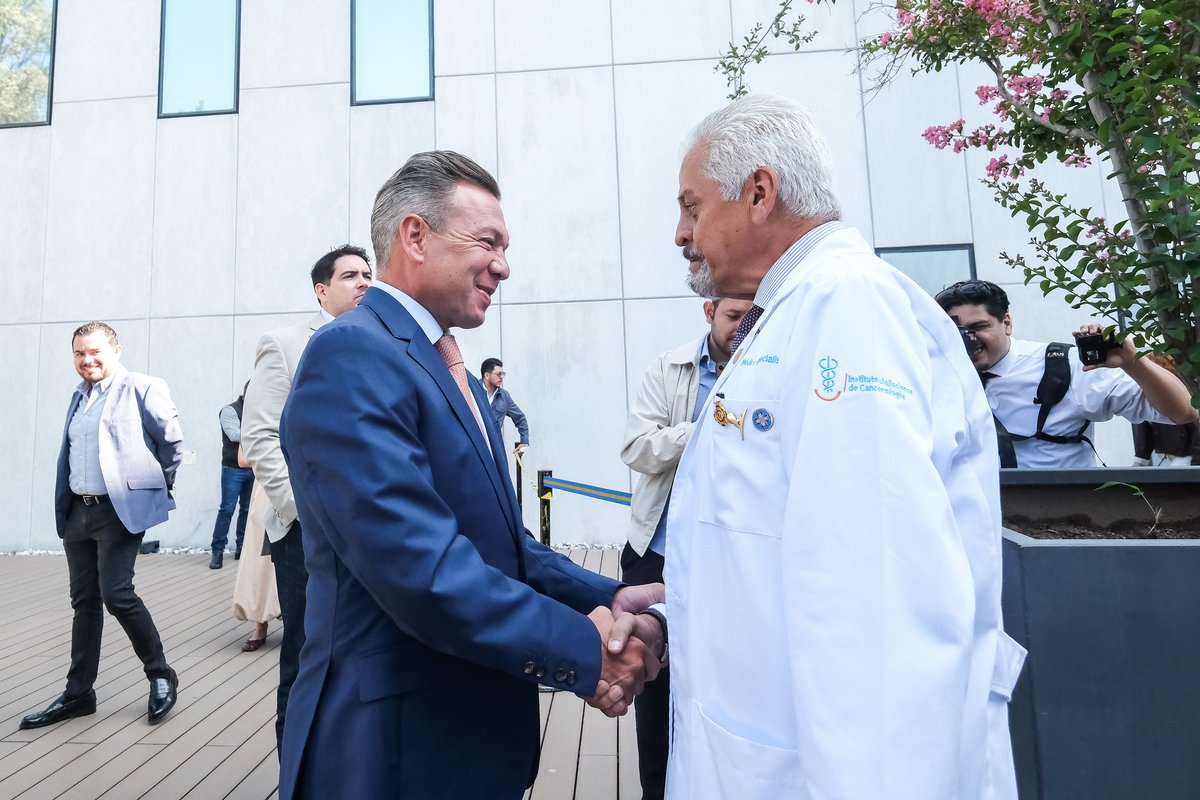 PabloLemusN's tweet photo. Jalisco es líder nacional en la atención al cáncer; contamos con infraestructura, equipo médico de la más alta tecnología y somos el primer estado en garantizar cobertura integral a niñas y niños con cáncer.

Además, por primera vez, en el @GobiernoJalisco tenemos un suministro de medicamentos oncológicos del 92 %; brindamos apoyos económicos a mujeres con cáncer para sus diagnósticos y tratamientos, e implementamos distintas estrategias más.

Mi reconocimiento al Dr. Fernando Sánchez Zubieta, quien ha dedicado gran parte de su vida a la atención oncológica infantil, y hoy como director, presenta el plan de trabajo del Instituto Jalisciense de Cancerología, garantizando atención oportuna integral y digna, para consolidarlo como un referente nacional.

Proteger la salud de las familias jaliscienses es lo más importante; por eso, decidimos no entregar el sistema de salud estatal a la Federación y seguir construyendo el mejor de la República Mexicana.