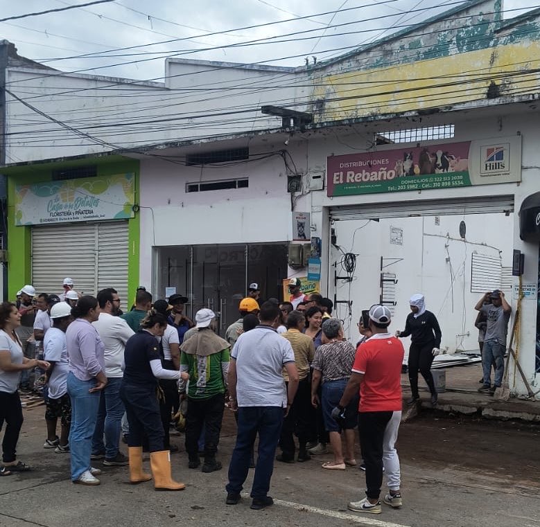 IsabelVeraPacto's tweet photo. De antemano quiero disculparme con Antonella y Sofía por publicar esta foto, porque ellas han venido al Valle del Cauca de manera humilde, casi que de incógnita, pidiendo no ser las protagonistas de ninguna entrega de ayudas.

Pero es que ver esto me ensancha el corazón, a donde van, por donde pasan, el pueblo las rodea, no las abuchea sino que las abraza. Ven ellas el legado de un hombre que se hizo pueblo y reconoce a dos jóvenes valientes y empáticas.