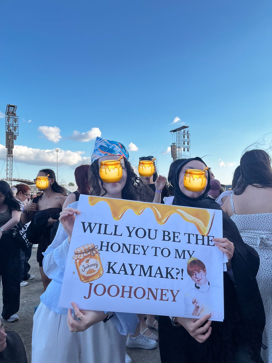 joohoneyskaymak's tweet photo. Canım monbebeler 🥹 Joohoney’imiz pankartımıza tepki verdi ama biz pankartı tuttuğumuz için o anı videoya çekemedik 😭🥹 Şimdilik sadece bir kişiden bulabildik. Acaba elinde bu anın videosu olan varsa bizimle paylaşabilir mi? 🥹🍯 Çok mutlu oluruz😭🫶🏻 #MonstaXinİstanbul #MonstaX https://t.co/G5vv4O5jsZ