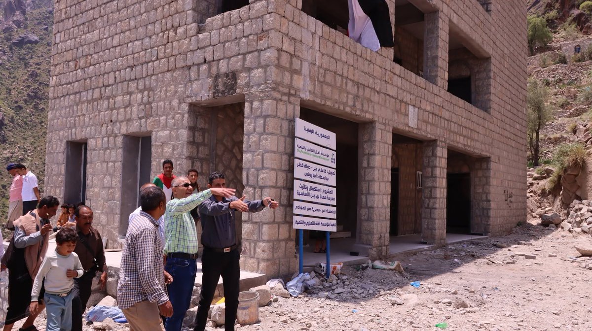ofed_org's tweet photo. من مدرسة شبه مدمرة إلى مساحة جديدة للأمل
تفقد رئيس مؤسسة أفق للتعليم والتنمية، أعمال تأهيل وتجهيز مدرسة معاذ بن جبل بمنطقة الديم – صبر الموادم، التي تخدم نحو 250 طالباً وطالبة
ويجري تجهيز المدرسة لعودة الطلاب مع بداية العام الدراسي في سبتمبر، فيما ستُستكمل بقية الأعمال تدريجياً
# https://t.co/4696b8AGqt