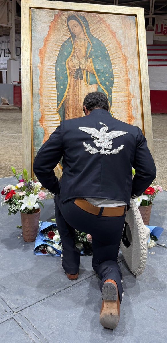 SantiagoRomanD7's tweet photo. Muy “católico” Eduardo Verástegui @EVerastegui pero se atreve a ponérsele enfrente a la Virgen de Guadalupe con el “Aguila Republicana” mejor conocida como “Aguila Juarista”, no hace falta recordarles lo terrible que fue aquel gobierno de Juárez con el catolicismo en México. 

Para que vean lo deleznable que es este simbolismo y lo que representa saben quién también es otro fanático del “Aguila Juarista”, el impresentable lider de MORENA López Obrador, quien en un principio hasta quería cambiar el escudo nacional para implementar dicha forma del Águila  .